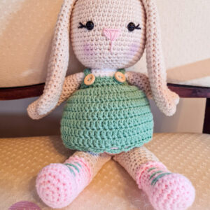 Amigurumi conejita de orejas largas